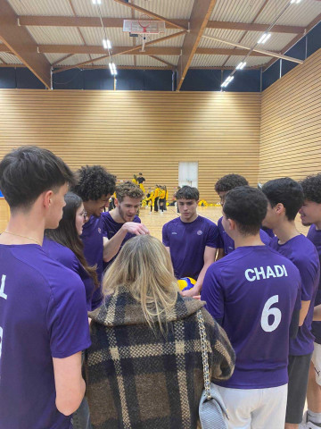 L’équipe de volleyball du BDS Odysseum NEOMA Paris réunie pour un briefing sportif