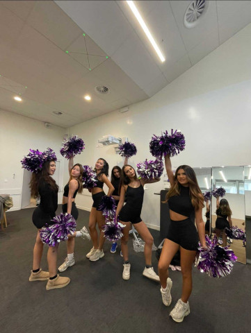 Étudiantes de NEOMA Paris en préparation pour un show de cheerleading associatif