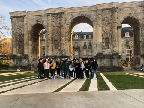 Sortie organisée par une association étudiante de NEOMA devant un monument emblématique de Reims